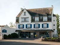 Façade extérieure de l'Auberge du Cabestan avec son architecture néo-bretonne caractéristique