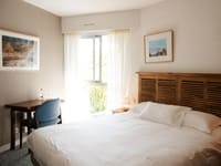 Autre vue d'une chambre d'hôtes confortable et lumineuse, aménagée pour le repos des randonneurs