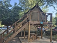 Mobile homes and accommodations integrated into the Provençal nature