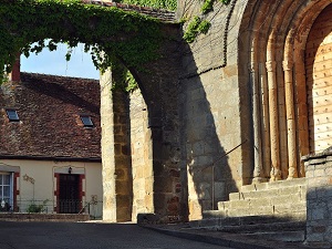 GR303 Hiking from Neris-les-Bains to Montcombroux-les-Mines (Allier) 5