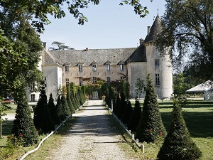 Hiking on Grands Crus trail from Dijon to Santenay (Cote-d'Or) 6