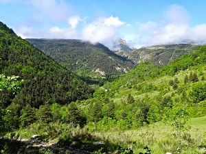 Hiking from Entrevaux to Thoard (Alpes-de-Haute-Provence). Pre-Alps Great Crossing.