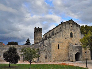 Hiking around Rasteau Massif (Vaucluse)