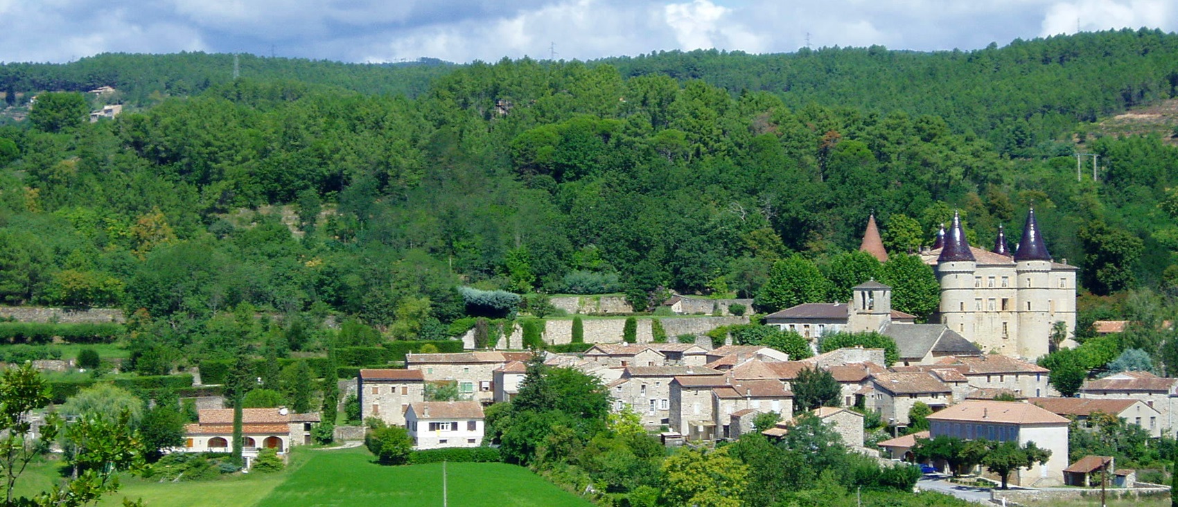 1 Chambonas est situé au bord du Chassezac en Ardèche (Auvergne-Rhône-Alpes). Chemins de randonnées: GR de Pays Le Cévenol et GR®4.