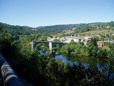 2 Chambonas est situé au bord du Chassezac en Ardèche (Auvergne-Rhône-Alpes). Chemins de randonnées: GR de Pays Le Cévenol et GR®4.