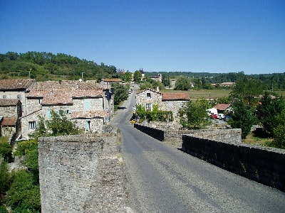 5 Chambonas est situé au bord du Chassezac en Ardèche (Auvergne-Rhône-Alpes). Chemins de randonnées: GR de Pays Le Cévenol et GR®4.