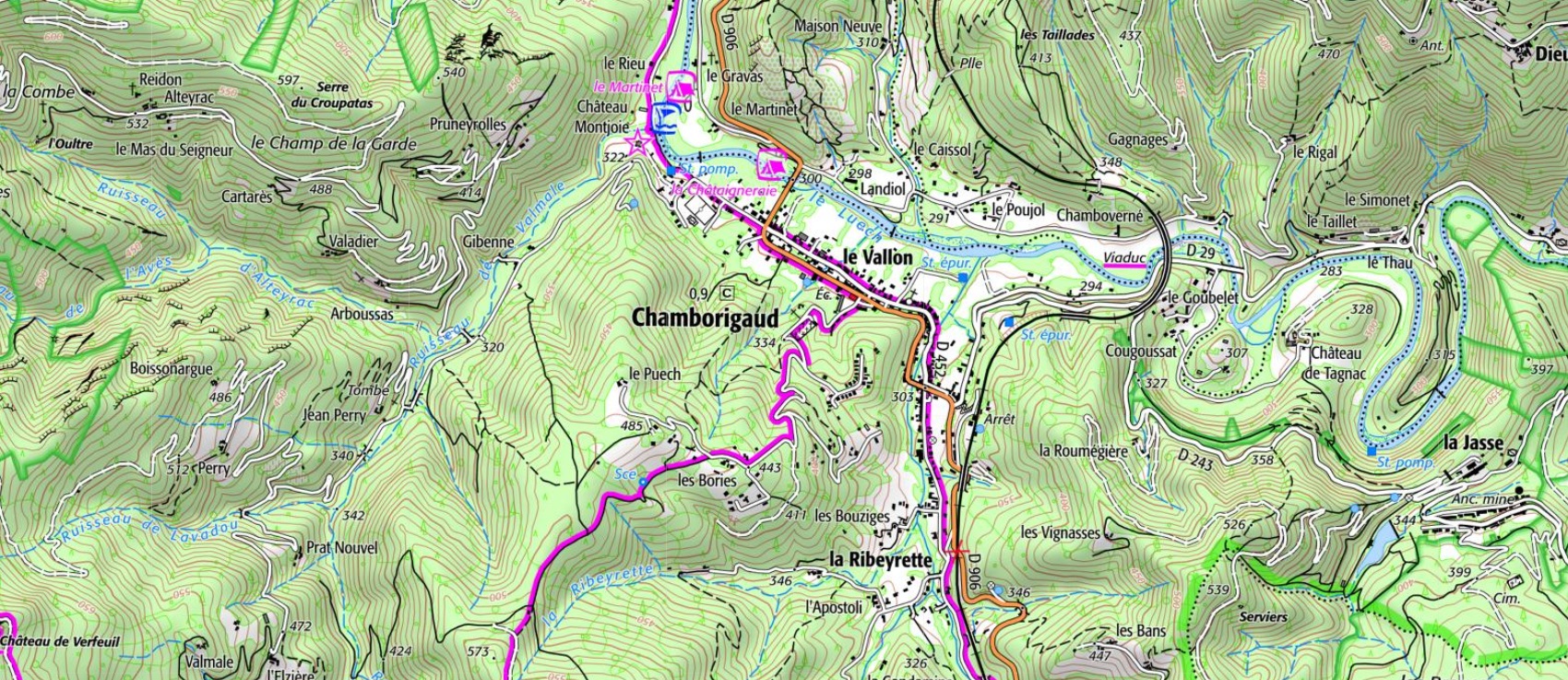 Carte et plan du village de Chamborigaud sur les bords du Luech dans le Gard (Occitanie). Chemins de randonnées: GR®700 Voie Régordane et Tour de la Haute Vallée du Luech.