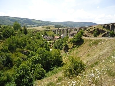 Sur la ligne de voie ferrée qui mène de Mende à Montpellier en passant par La Bastide-Puylaurent, Villefort, Génolhac, Chamborigaud, Alès et Nîmes