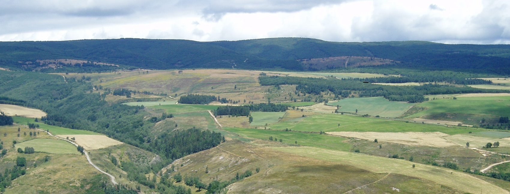 Châteauneuf-de-Randon est situé sur les bords du Chapeauroux en Lozère (Occitanie). Chemins de randonnées: Tour de Margeride et Tour du Gévaudan.