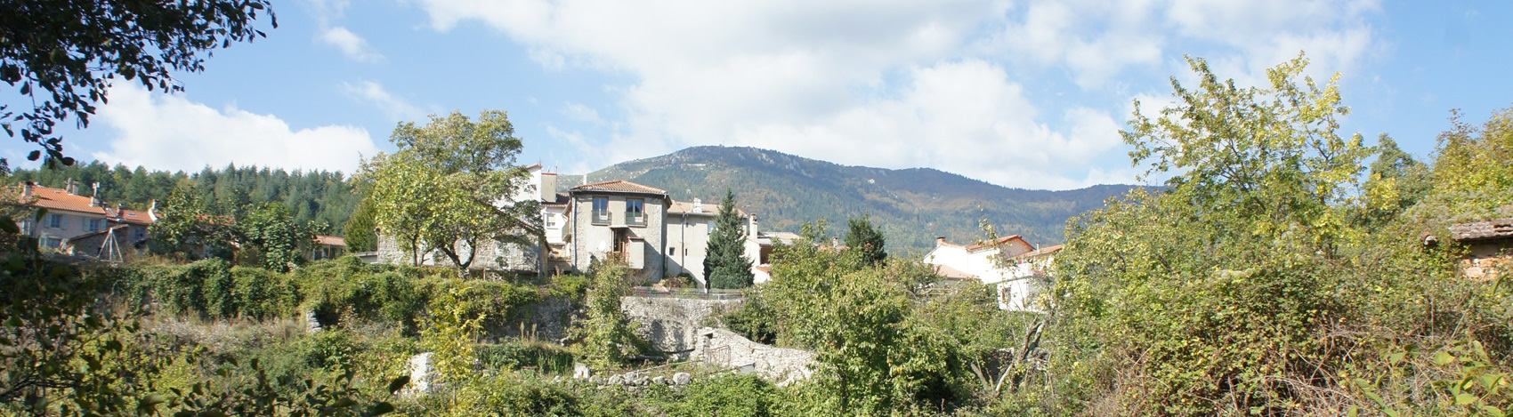 Le village de Génolhac est situé au pied du Mont Lozère sur les bords de la Gardonnette dans le Gard (Occitanie)