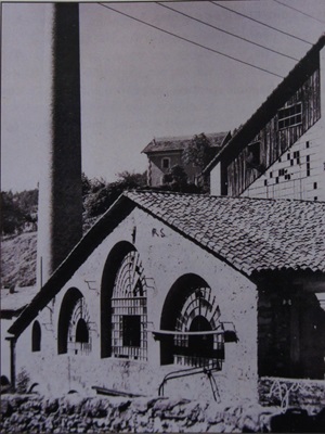 2 L'usine à tanin du village de Génolhac dans le Gard (Occitanie)