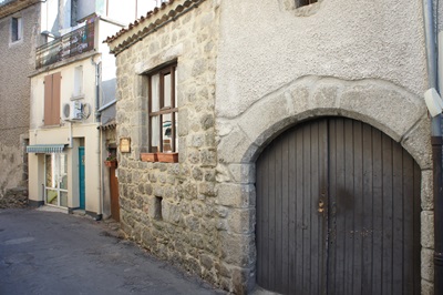 2 Le village et l'architecture de Génolhac dans le Gard (Occitanie)