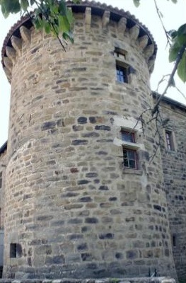1 Le vieux château de Jaujac aux bords du Lignon en Ardèche (Auvergne-Rhône-Alpes)