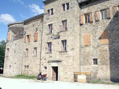 5 Le vieux château de Jaujac aux bords du Lignon en Ardèche (Auvergne-Rhône-Alpes)