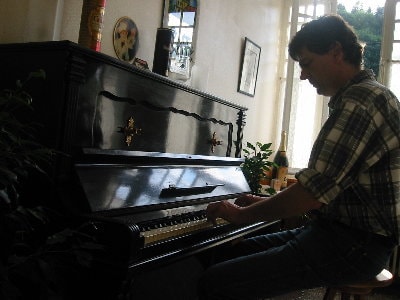 Philippe spielt Klavier im Gîte L'Etoile in La Bastide-Puylaurent