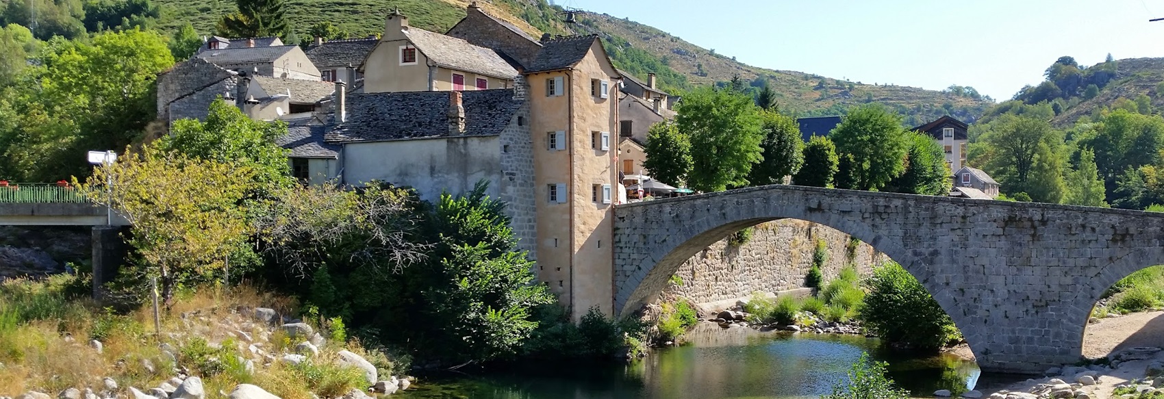 Le Pont-de-Montvert est situé en Lozère (Occitanie) entre Génolhac, Le Bleymard, Barre des Cévennes et Florac, au pied du Mont Lozère, sur le Chemin Stevenson GR®70, aux bords du Tarn.