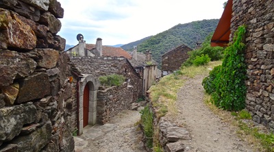 2 Thines en Ardèche (Auvergne-Rhône-Alpes). Chemins de randonnées: GR de Pays Le Cévenol et le GR®4.